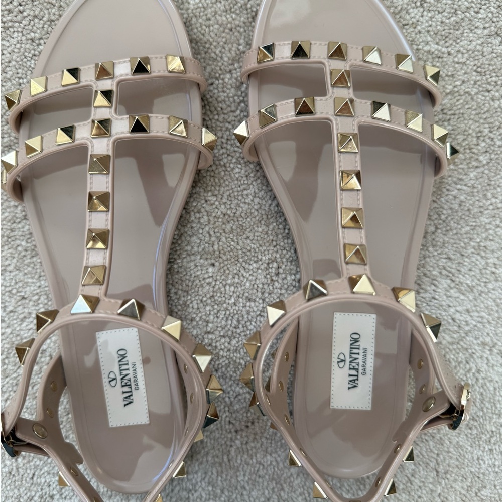 Valentino Garavani Nude Pink Rockstud Jelly T-Strap Sandals